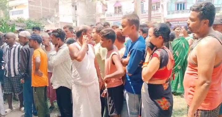 खून से सना चबूतरा और गेट पर पड़ी मां-बेटी की लहूलुहान लाश, मंजर देख दहल उठे लोग, देखें पटना फायरिंग केस का लाइव वीडियो