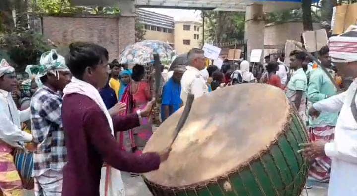ढोल नगाड़ा के साथ पारंपरिक हथियार लिए जमशेदपुर की सड़कों पर उतरे आदिवासी समुदाय के लोग,पढे वजह