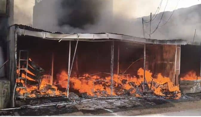 देवघर के भीड़ भाड़ इलाके में लगे अस्थाई दुकानों में अचानक लगी आग, लाखों का सामान जलकर राख