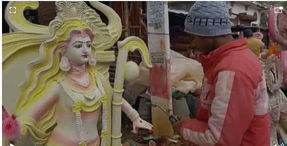 सरस्वती की प्रतिमा बनाने वाले पूछ रहे मां लक्ष्मी से, कैसे होगा मूर्तिकारों का गुजारा