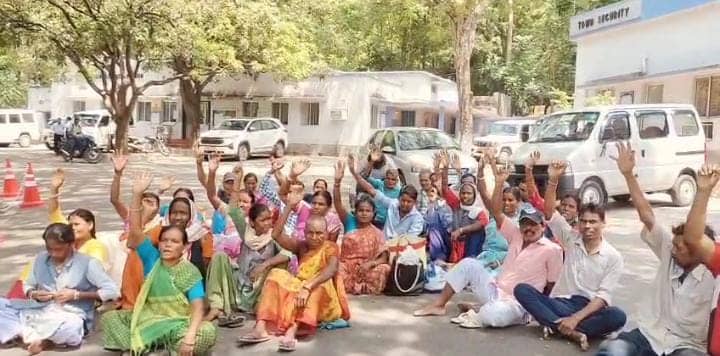 जमशेदपुर:टाटा मोटर्स में एआरसी सिविल मजदूरों का काम ठप्प होने से भूखे मरने को मजबूर हुए सैकड़ों लोग, पढें क्या है मांग 