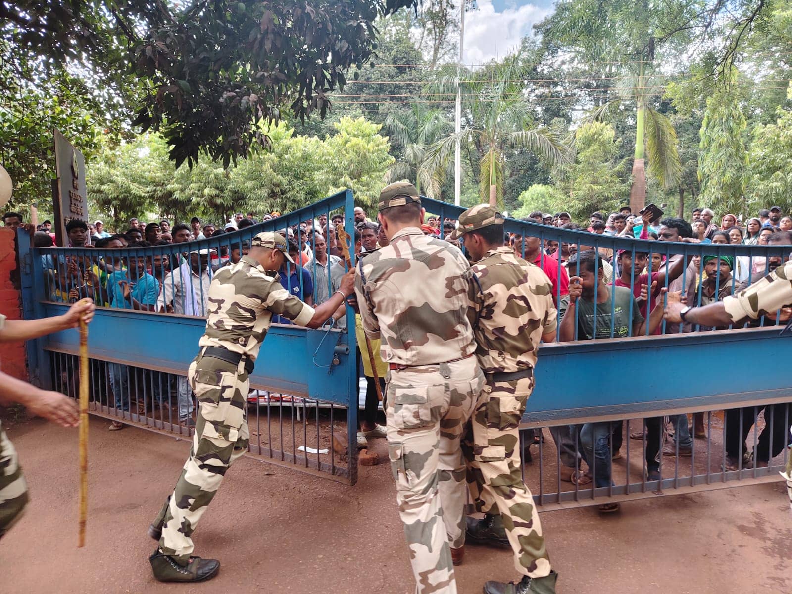 चाईबासा: गुवा खदान में ठेका मजदूर की मौत के बाद हंगामा, 50 लाख मुआवजा और स्थाई नौकरी की मांग पर अड़े मजदूर व ग्रामीण