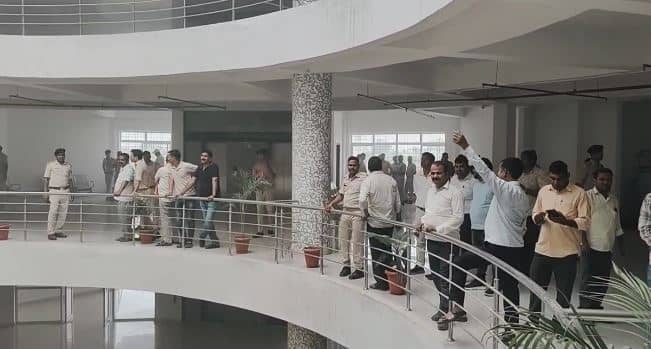 BREAKING: गढ़वा समाहरणालय में लगी आग, मची अफरातफरी