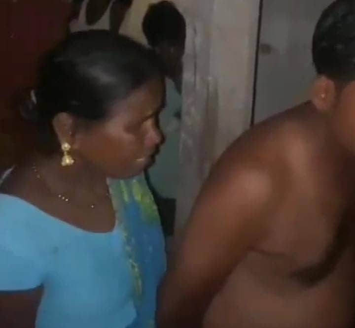 पराये मर्द के साथ गुलूगुलू कर रही थी महिला, तभी गांव वालों ने पकड़कर कर दी ये हालत,देखें वीडियो