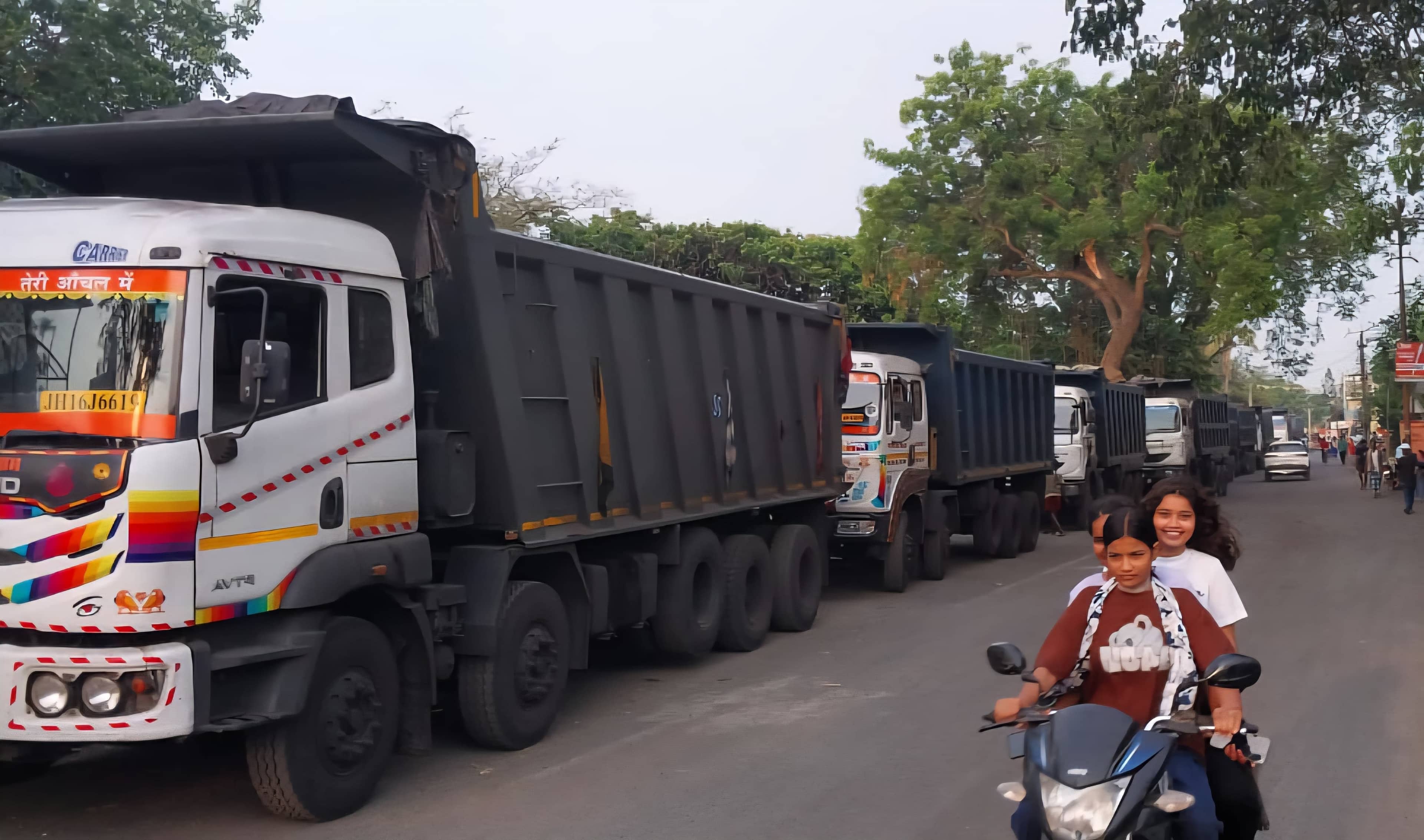 नो-एंट्री में हाइवा? हिरणपुर थाना प्रभारी की सर्जिकल स्ट्राइक, 53 हजार वसूला जुर्माना, कोयला चालकों में मची खलबली