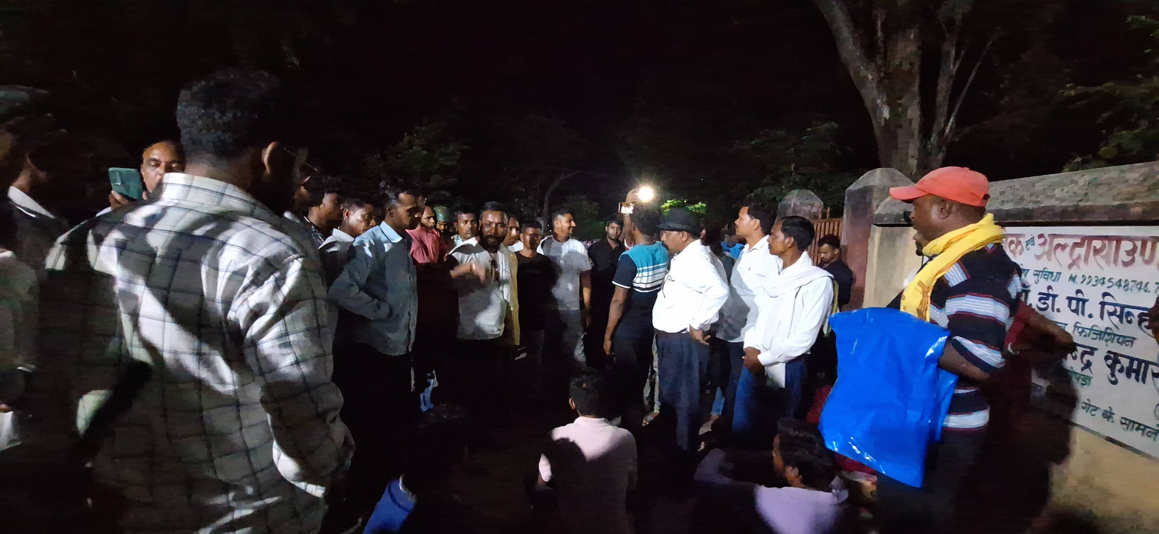 गिरिडीह:गहराता जा रहा है पंचायत सचिव सुसाइड केस, शव को डुमरी के प्रखंड कार्यालय के मुख्य द्वार पर रखकर आंदोलन शुरु