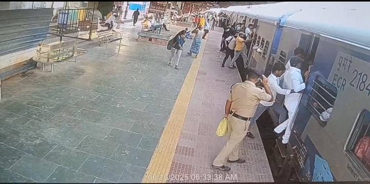 चलती ट्रेन से उतर रही थी महिला तभी हुआ कुछ ऐसा कि अटक गई सबकी सांसे, देखें वायरल वीडियो