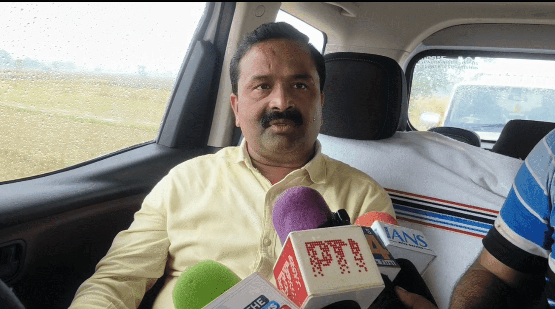 शराब तस्करी पर उत्पाद विभाग ने कसा शिकंजा, कैमूर में 87 लीटर अंग्रेजी शराब के साथ दो तस्कर गिरफ्तार