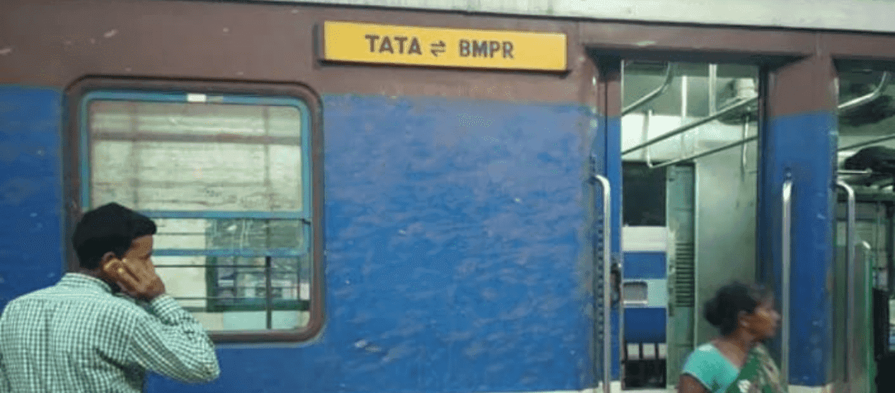 चलती ट्रेन पर चढ़ने की कोशिश कर रहा था ये शख्स, तभी फिसल गया पैर और फिर...