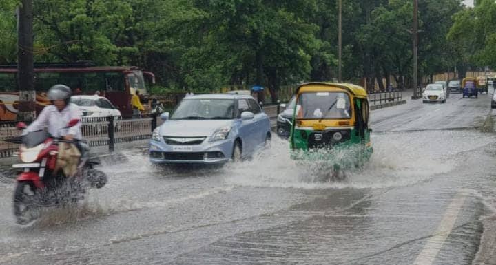 Weather Alert: बारिश से सराबोर हुआ झारखंड, आज राजधानी रांची समेत इन पांच जिलों में रेड अलर्ट,स्कूल बंद करने का निर्देश