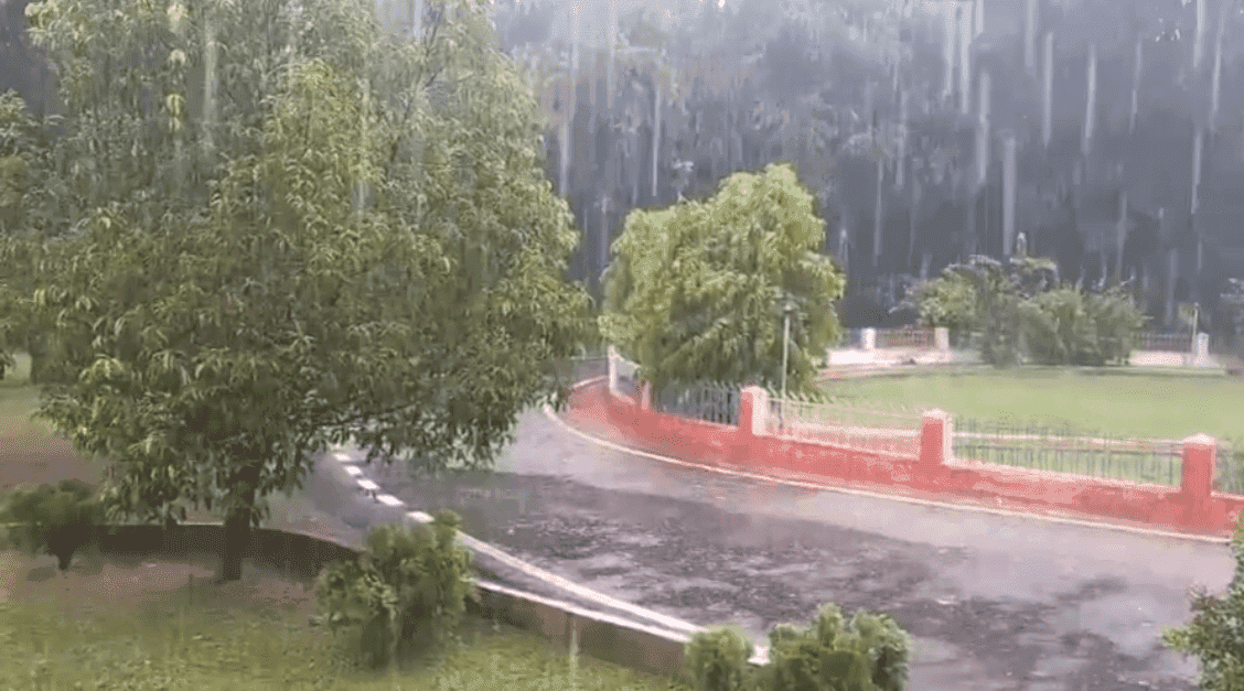 जमशेदपुर में मूसलधार बारिश से जनजीवन अस्त-व्यस्त, प्रशासन ने जारी किया अलर्ट