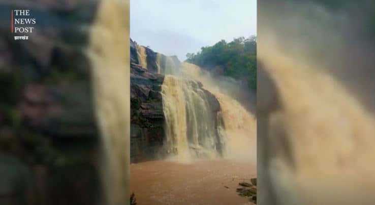 BIG BREAKING: जोन्हा फॉल के तेज बहाव में बहा धनबाद का युवक, स्थानीय लोग तलाश में जुटे, देखिए वीडियो