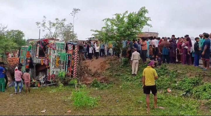 गिरिडीह के धनवार में ट्रक और बाइक में जोरदार टक्कर, मौके पर बाइक सवार की मौत, लोगों ने मुआवजा के लिए सड़क किया जाम