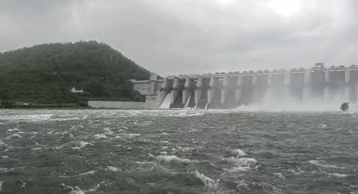 जमशेदपुर: बढ़ते दबाब को देखते हुए खोले गए चांडिल डैम के 10 फाटक, निचले इलाके में मंडरा रहा है बाढ़ का खतरा