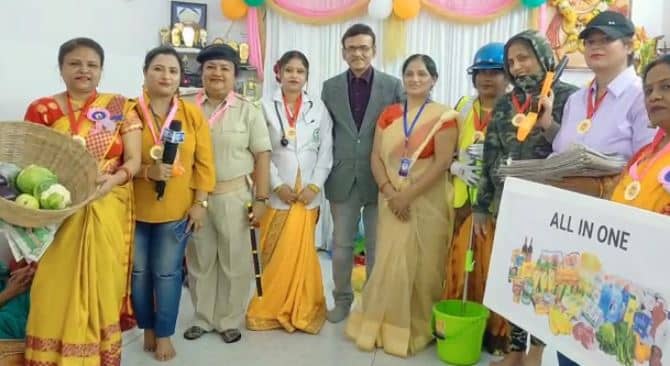 फैंसी ड्रेस में नजर आयीं महिलाएं, कोई बनी डॉक्टर तो कोई पत्रकार के रूप में आईं नजर