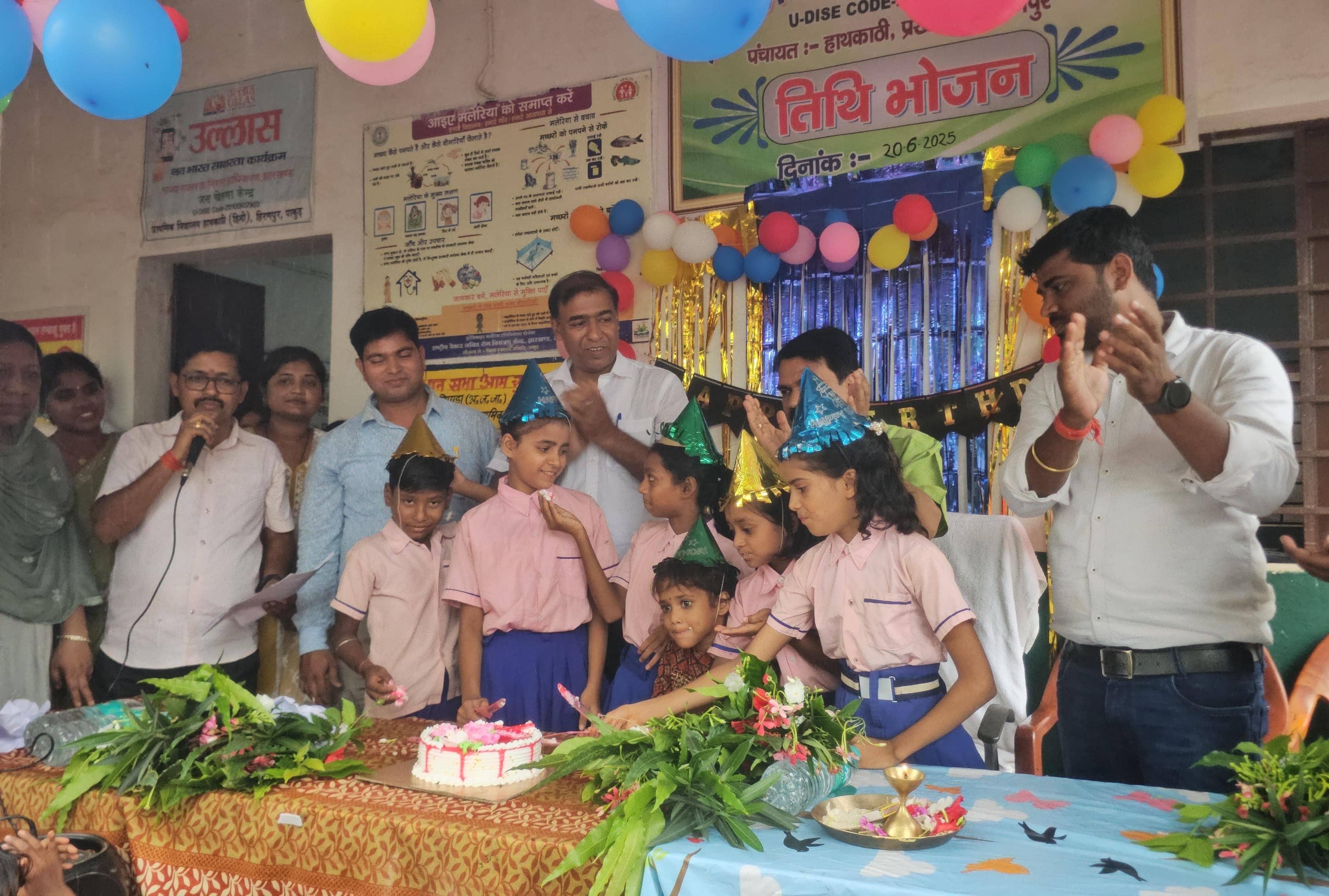 सरकारी स्कूल में बच्चों के चेहरे पर आई मुस्कान- जब शिक्षक दीपक साहा ने शिक्षा में जोड़ा सम्मान, स्नेह और सरोकार का सुंदर रंग