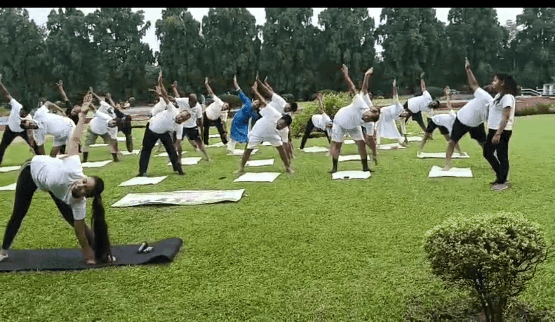 जमशेदपुर में अंतर्राष्ट्रीय योग दिवस की धूम, कदमा और जुबली पार्क में सैकड़ों ने लिया योग का संकल्प