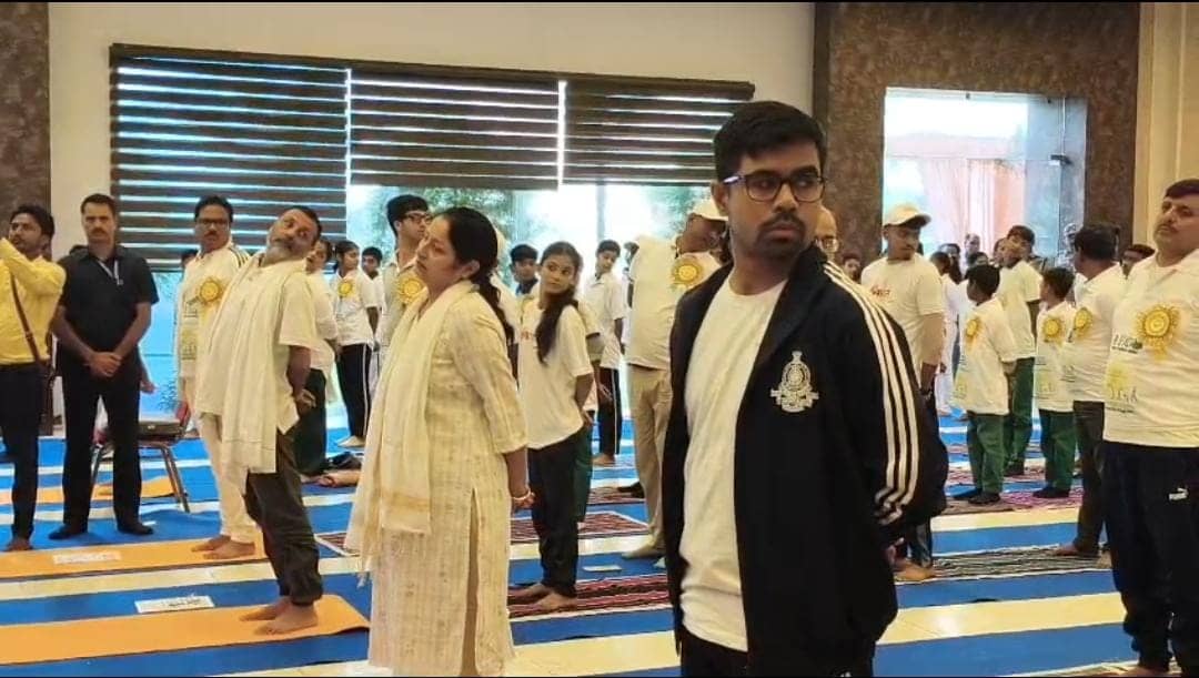 देवघर: अंतर्राष्ट्रीय योग दिवस पर केंद्रीय मंत्री, सांसद, प्रशासनिक अधिकारी सहित सभी लोगों ने निरंतर योग करने का लिया संकल्प
