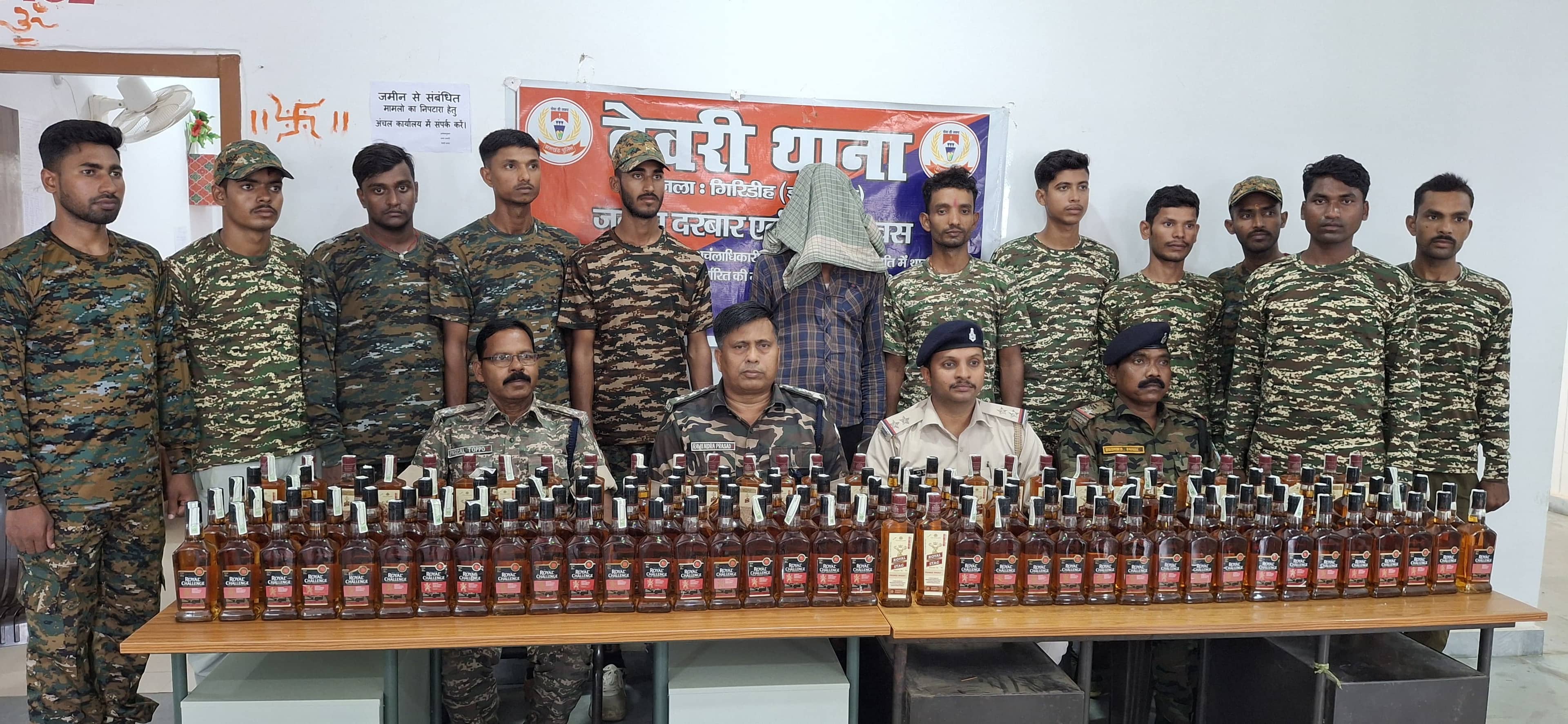 गिरिडीह:दुर्घटनाग्रस्त पिकअप वैन से पुलिस ने जब्त की अलग-अलग ब्रांड की 42 पेटी शराब, झारखंड से बिहार ले जाया जा रहा था शराब