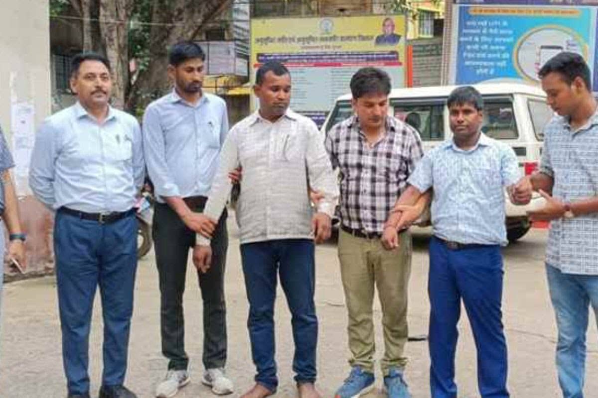 DPO और शिक्षक 20 हजार घूस लेते धराए, जांच कमेटी गठन के नाम पर मांग रहे थे पैसे, निगरानी विभाग की टीम ने ऐसे दबोचा