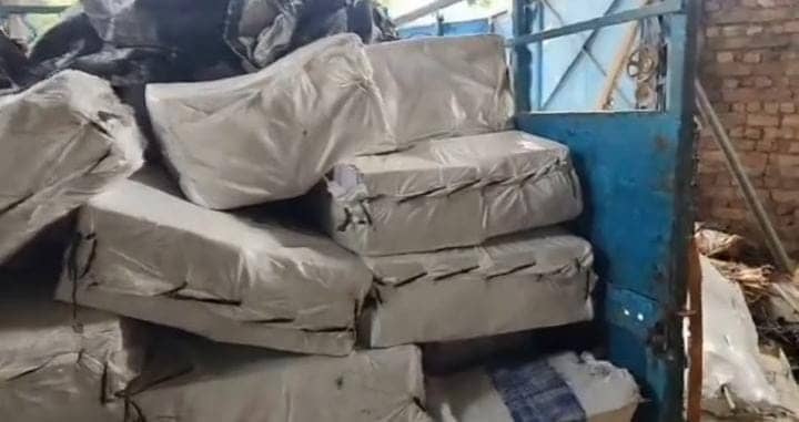 जमशेदपुर: चाकुलिया में रद्दी के भाव बिक रही थी बच्चों की किताब,लोगों की पड़ी नजर तो हो गया बवाल, पढ़ें क्या है पूरा मामला