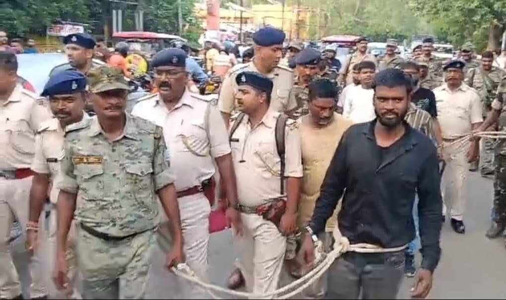 प्रिंस खान गैंग के गिरफ्तार नौ गुर्गों की पुलिस ने ऐसे  सड़क पर कराई परेड, कुछ व्हील चेयर पर थे तो कई  पैदल