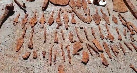 जमीन खुदाई में मिला प्राचीन हथियार और अवशेष,  पुरातात्त्विक विभाग से कराया जाएगा जांच