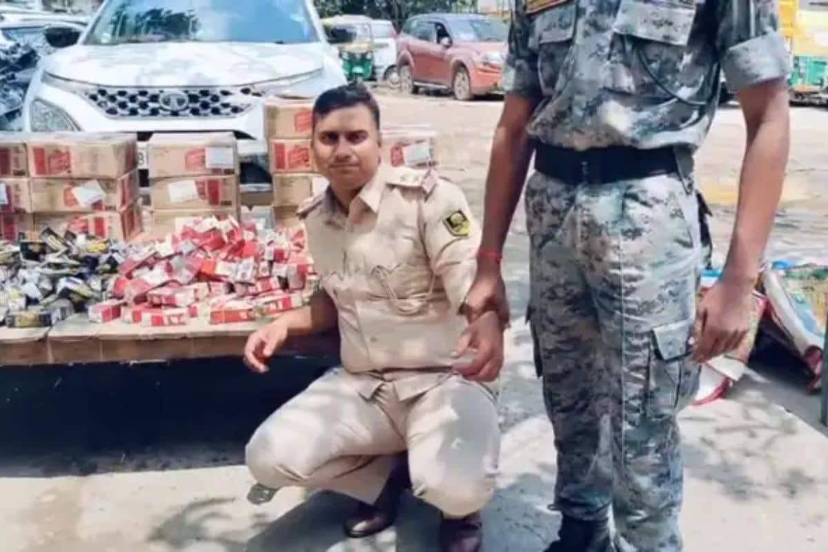 वर्दी की आड़ में तस्करी: जब व्हाइट कार में ऐसे पकड़ाए दरोगा बाबू, तो पुलिस महकमा भी रह गया दंग, जानिए इनकी पूरी कहानी
