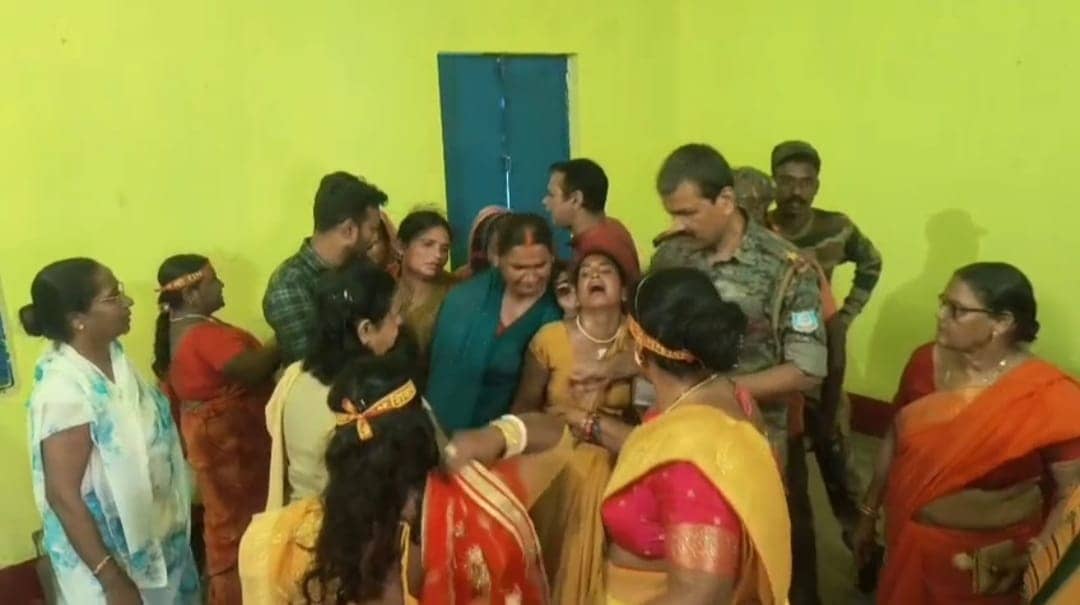 धनबाद के सुदामडीह में यज्ञ में शामिल महिला चोर गैंग की करतूत तो देखिए!एक नहीं छह महिलाओं ने कई के गले से उड़ा लिए सोने के गहने 