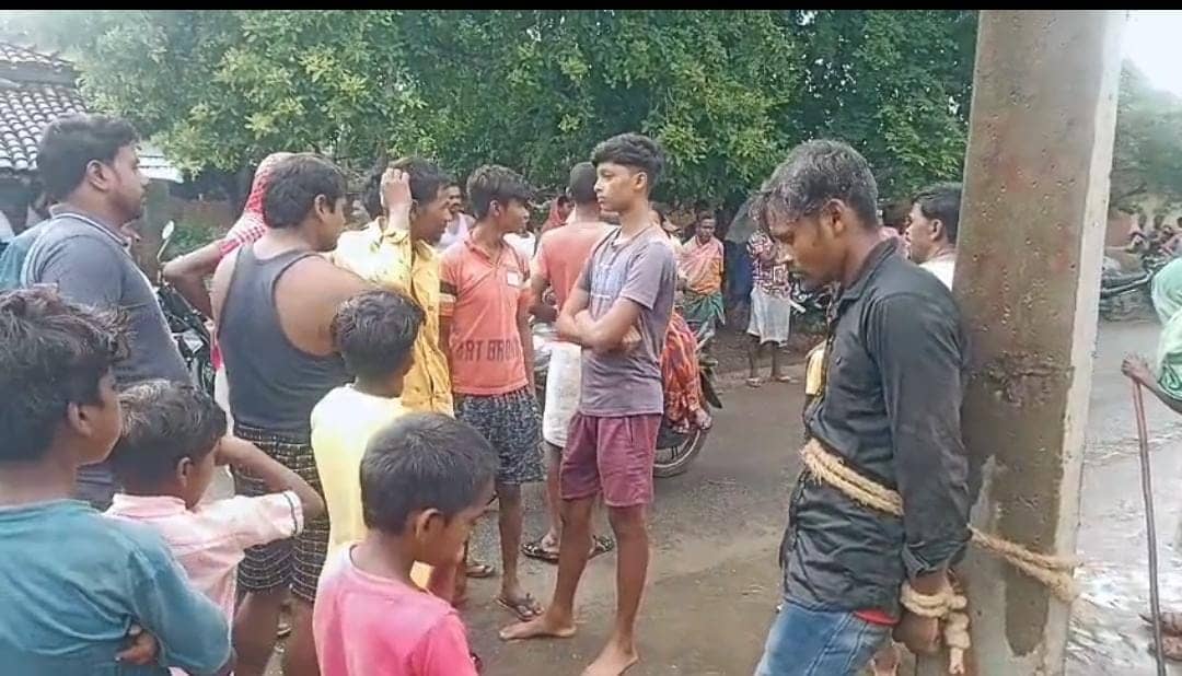 देवघर: आधी रात चोरों ने घर पर बोला धावा, जब ग्रामीणों ने पकड़ा तो देखिए क्या किया