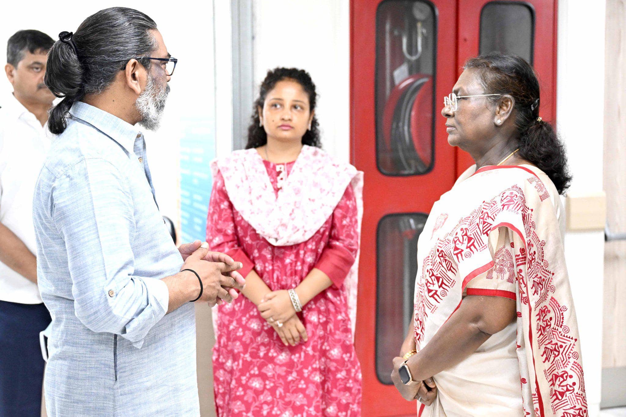 गुरुजी से मिलने अस्पताल पहुंची राष्ट्रपति द्रौपदी मुर्मू, सीएम हेमंत से की बात, डॉक्टरों से ली स्वास्थ्य की जानकारी