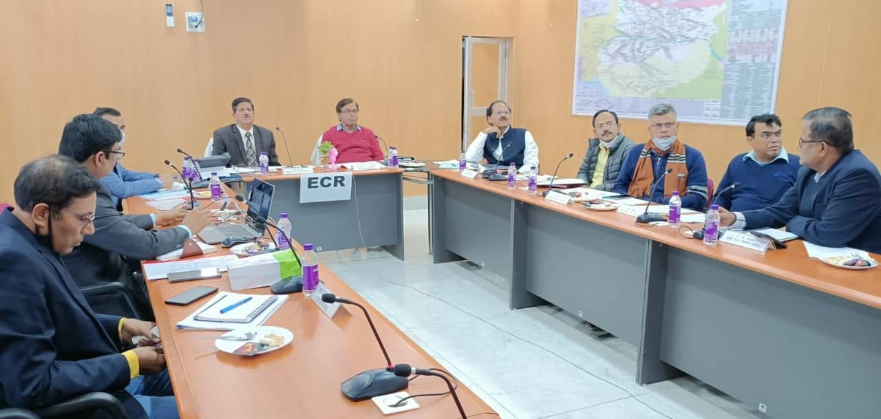 पूर्व मध्य रेलवे के जीएम  ने डीडीयू - सोननगर  निर्माणीधीण डेडीकेटेड फ्रेट कॉरिडॉर के कार्य प्रगति की समीक्षा की