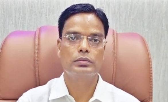 दुश्मन को भी ना मिले ऐसी औलाद! जीवित पिता को मृत घोषित कर बेटे ने अनुकंपा पर नौकरी लेने की कोशिश किया, तो पिता ने ऐसे निकाली हेकड़ी