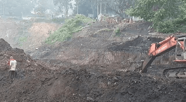 धनबाद : शौच के लिए गए युवक की चाल घंसने से मौत