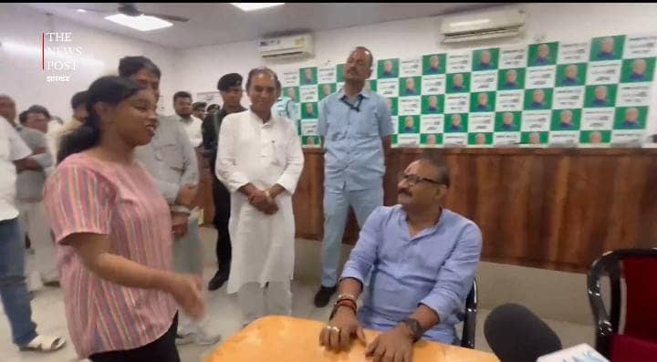 मंत्री अशोक चौधरी के सामने युवती ने गाया जोशीला गीत, तो मंत्री खुद बजाने लगे तबला, देखें दोनों की जुगलबंदी का वीडियो