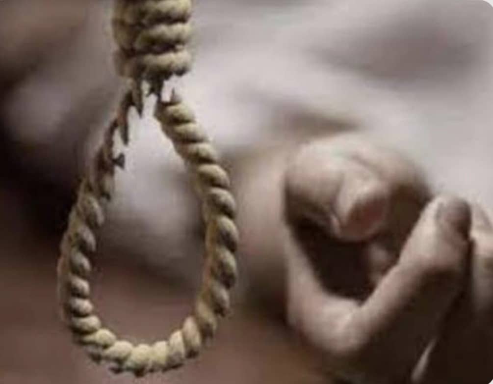 फंदे से झूलता मिला महिला का शव,मायके  वालों ने ससुराल वालों पर लगाया बेटी की हत्या करने का आरोप