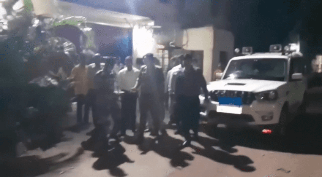 गढ़वा जेल में औचक छापेमारी, SDM ने सुरक्षा व्यवस्था का लिया जायजा