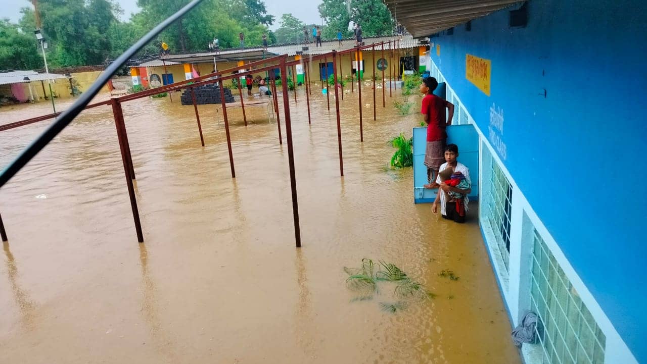 जमशेदपुर के पोटका में दर्जनों स्कूली बच्चे बाढ़ में फंसे, प्रशासन और स्थनीय लोगों के मदद से किया गया रेस्क्यू