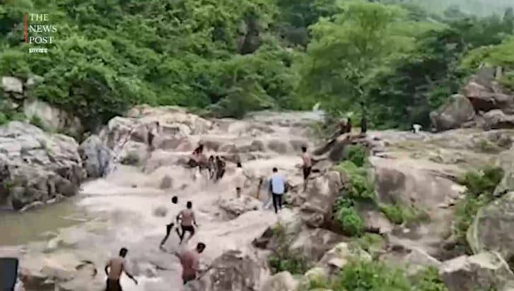 खौफनाक ! बिहार के इस फॉल में अचानक आया पानी का तेज सैलाब, बहने लगीं 6 बच्चियां तो मच गई अफरा-तफरी, देखें वीडियो