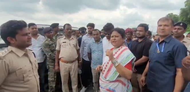 BREAKING: साहिबगंज में भारी बवाल के बाद भोगनाडीह पहुंची सीता सोरेन, सिदो कान्हू के वंशजों से की मुलाकात, प्रशासन पर उठाए सवाल