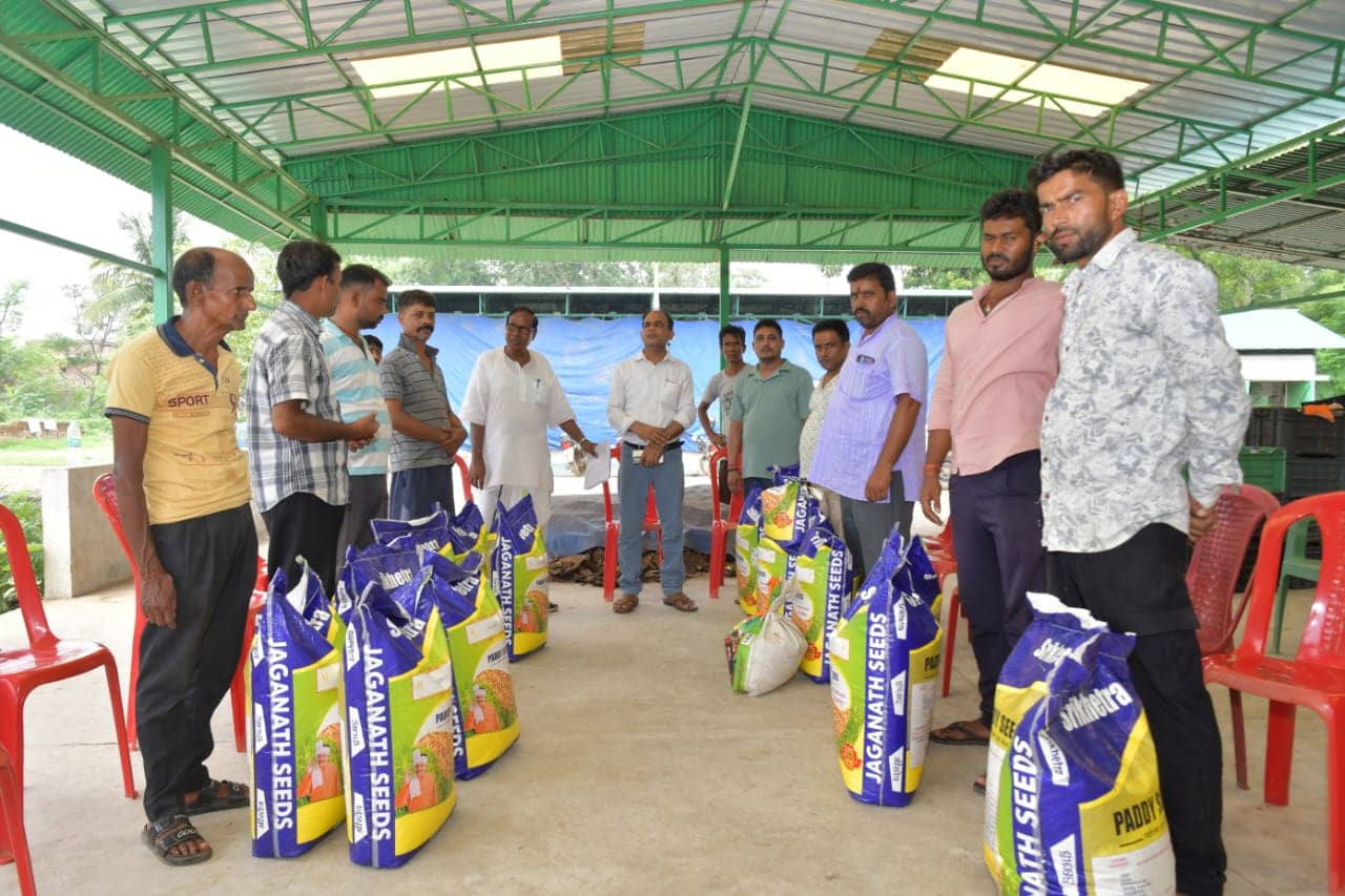 पानी की किल्लत से जूझ रहे देवघर के किसानों को सत्संग आश्रम की ओर से मिला ये सहयोग, किसानों के चेहरे पर छाई खुशी 