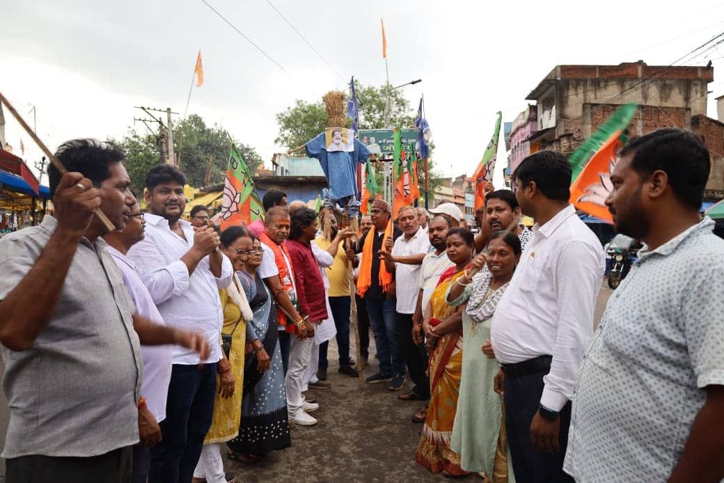 भोगनाडीह लाठी चार्ज के विरोध में टीन बाजार चौक पर भाजपा ने फूंका सीएम हेमंत सोरेन का पुतला