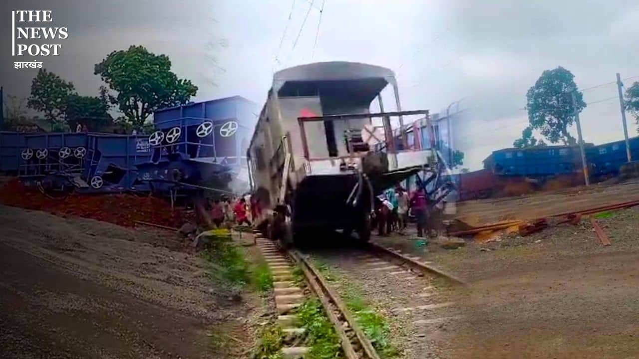 झारखंड में बड़ा रेल हादसा, आपस में टकराई दो ट्रेने, देखें हादसे का लाइव वीडियो