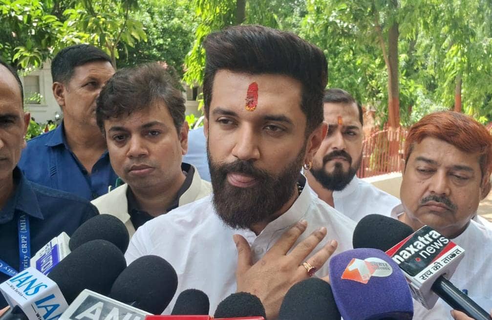 Bihar Politics: पिता तुल्य है जीतन राम मांझी, दरारों के अटकलों पर बोले चिराग