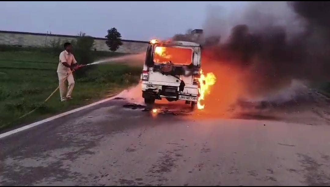 BREAKING: गढ़वा में बड़ा हादसा, चलती बोलेरो में लगी आग, ड्राइवर ने ऐसे बचाई 9 यात्रियों की जान