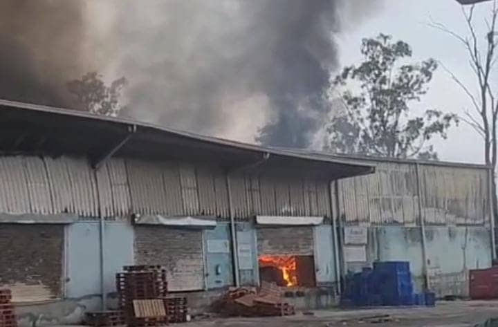 BREAKING:जमशेदपुर के अमूल दूध गोदाम में लगी भीषण आग, लाखों का नुकसान, जानें आगलगी की वजह