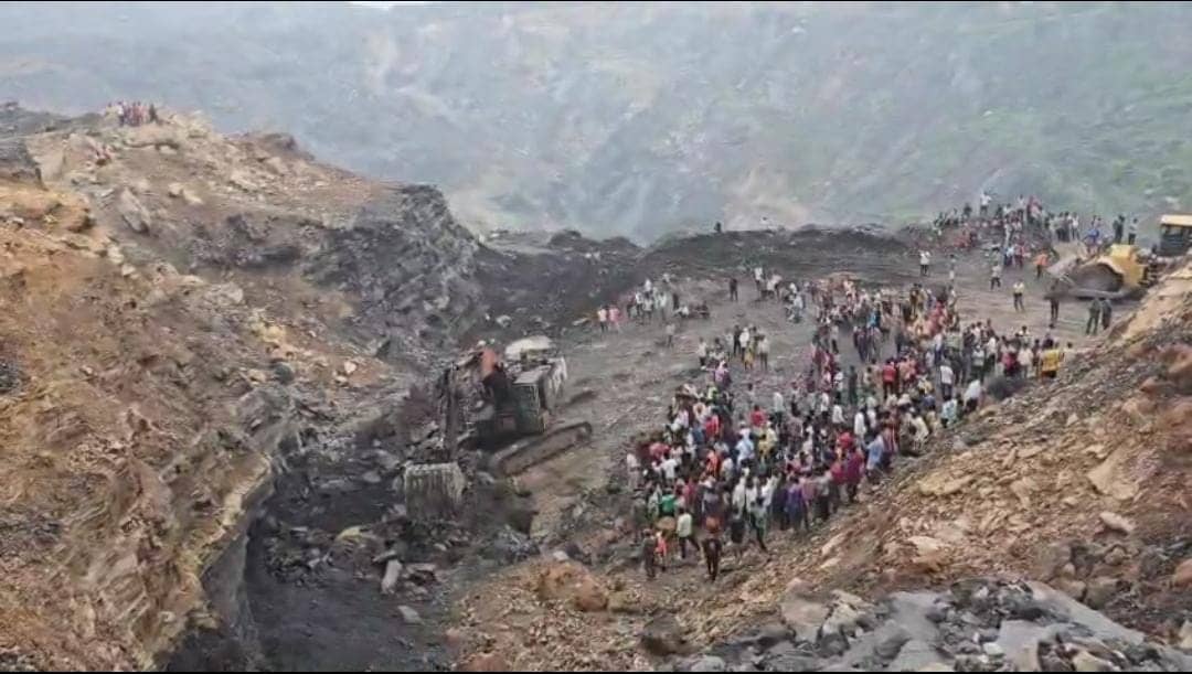 Big Breaking: रामगढ़ के कुजू में बड़ा हादसा, अवैध खनन के दौरान चाल ढहने से चार लोगों के मौत की खबर