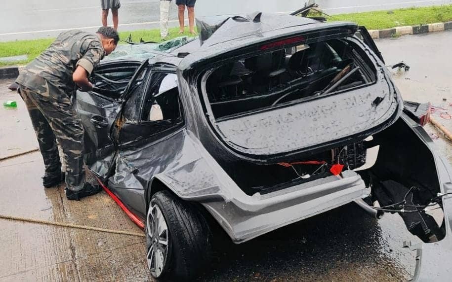 धनबाद में कोहराम : कार में दो नहीं गए थे तीन, लेकिन तीसरे की जान बचना पढ़िए-कैसे  किसी चमत्कार से कम नहीं !