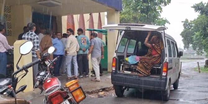 BREAKING: जुलूस में बज रहा था तेज आवाज में डीजे, वृद्ध महिला की चली गई जान