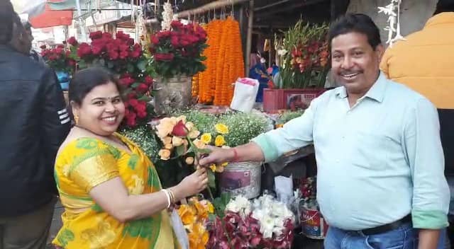 जमशेदपुर में वैलेंटाइन वीक की शुरआत, गुलाबों से गुलाबी हुआ शहर